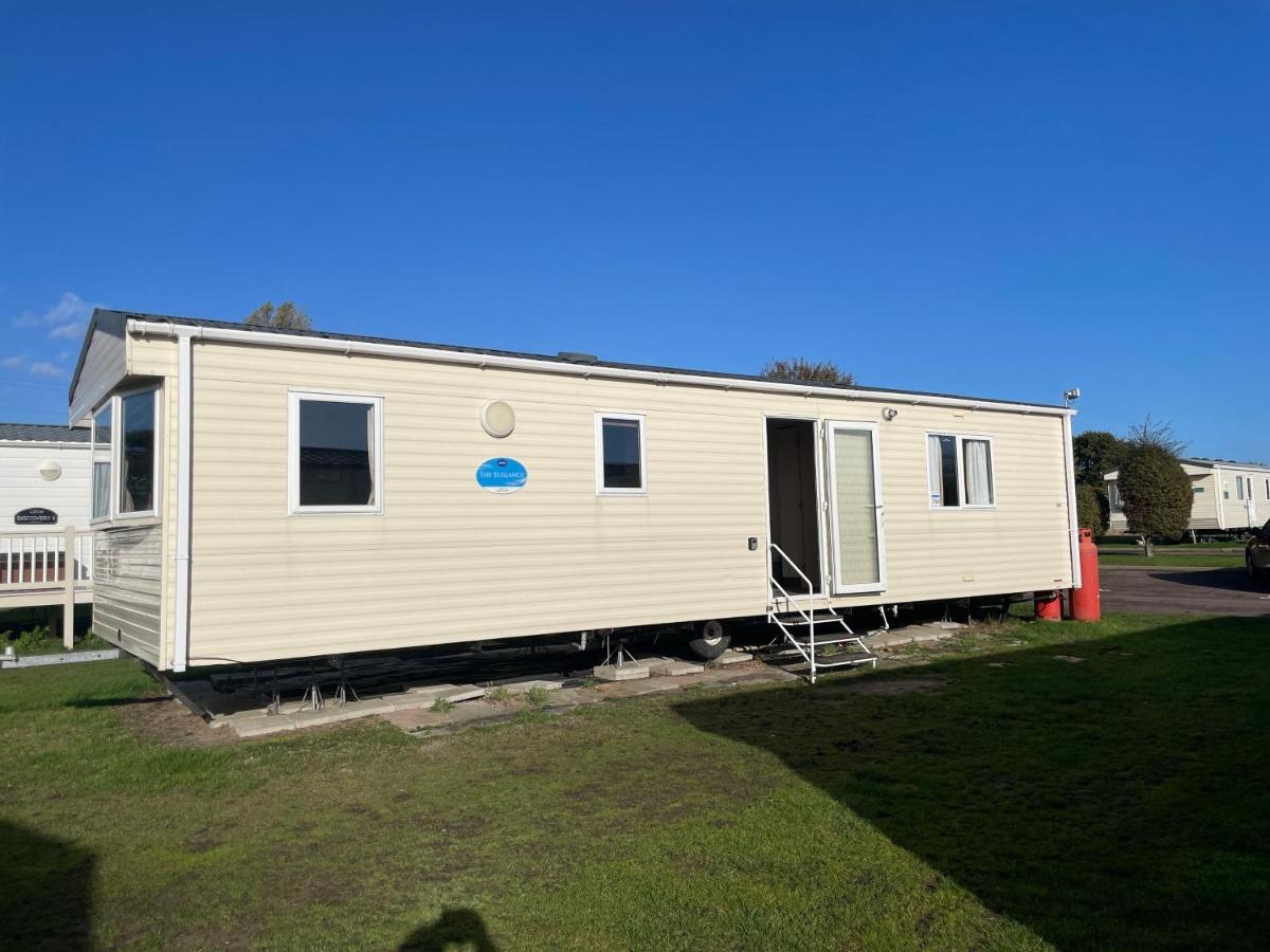 B&B Clacton-on-Sea - Captivating 2-Bed Caravan in Clacton-on-Sea - Bed and Breakfast Clacton-on-Sea