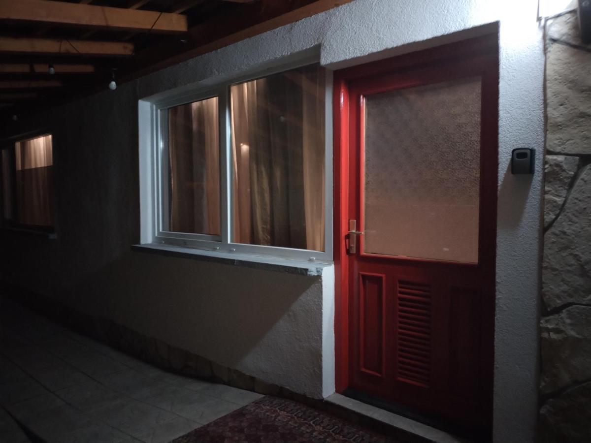 Skitnica Red door - B&B