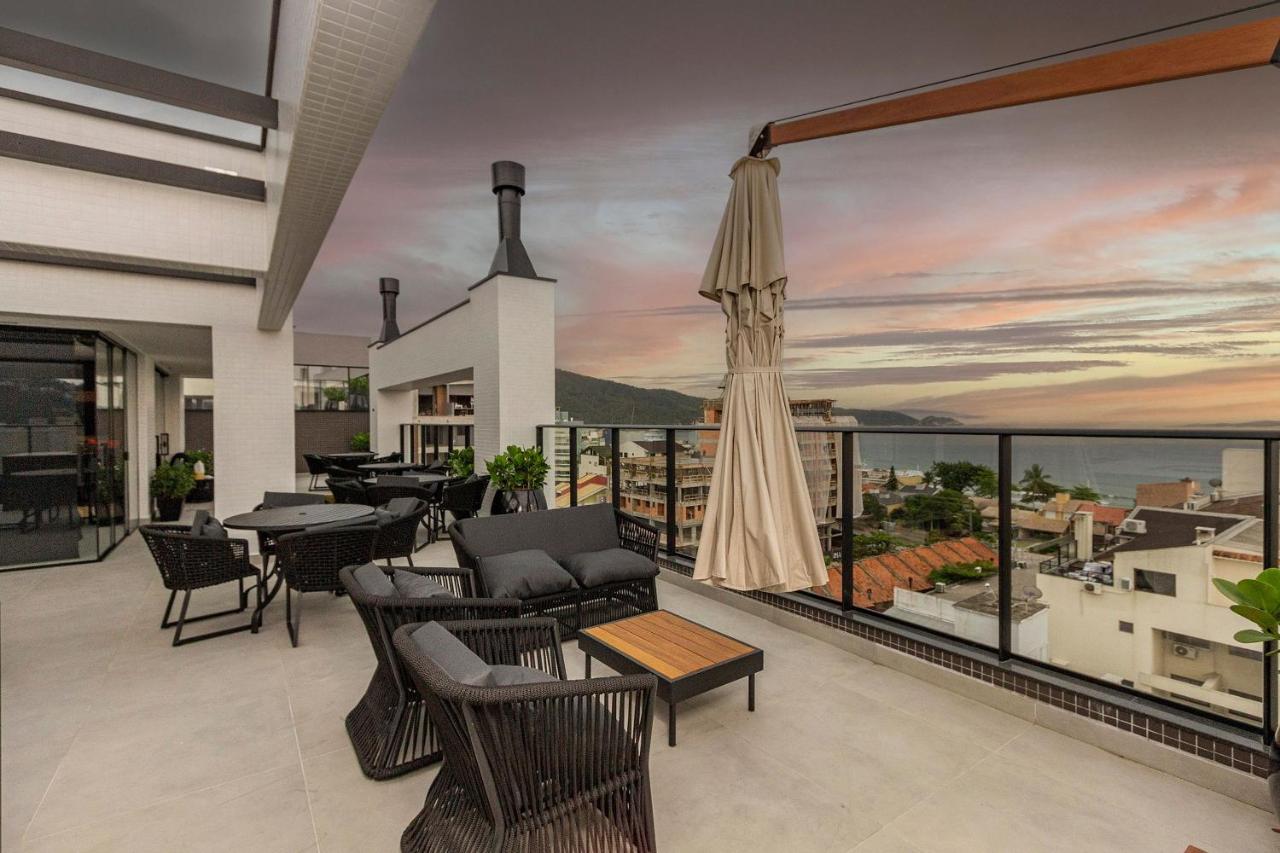 Villa Francione 406 – Loft de Alto Padrão com Piscina no Rooftop e Vista Panorâmica, a Poucos Metros do Mar em Bombas. - B&B