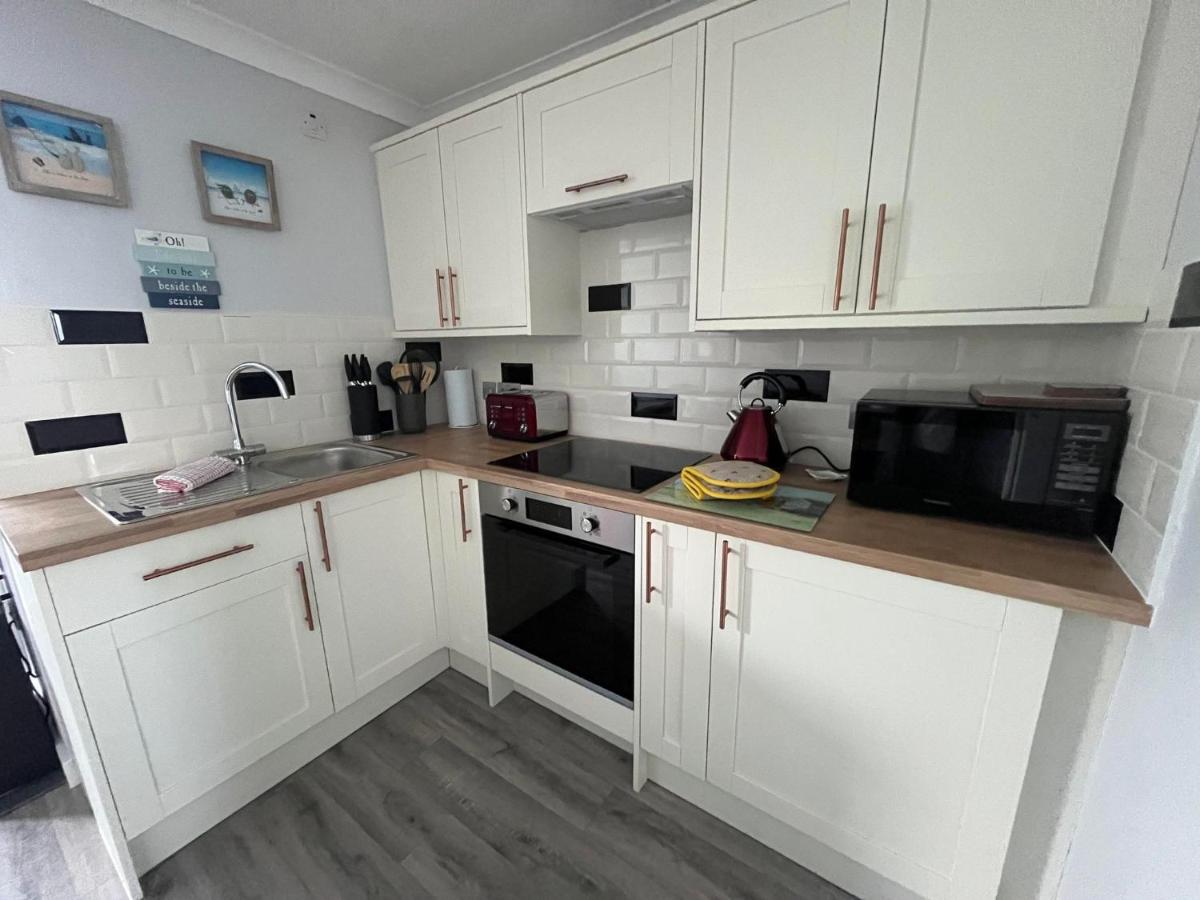 246, Belle Aire, Hemsby - Two bed recently renovated chalet, sleeps 5, free Wi-Fi, pet friendly, bed linen and towels included with onsite entertainment - B&B Great Yarmouth