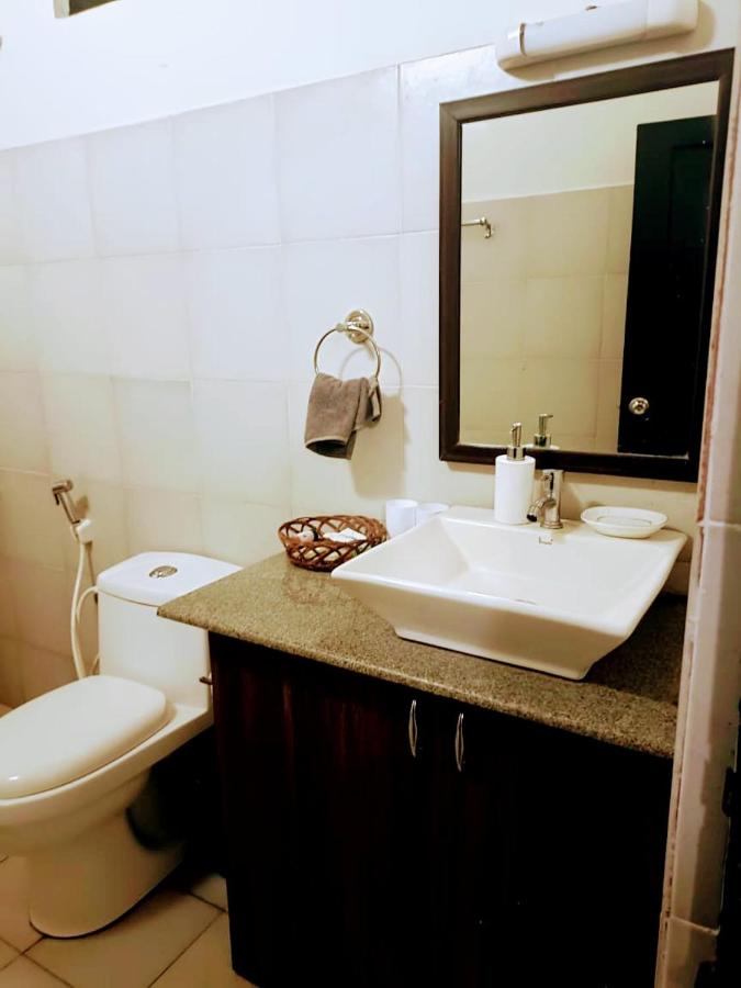 Habitación con cama extragrande y vistas al jardín 