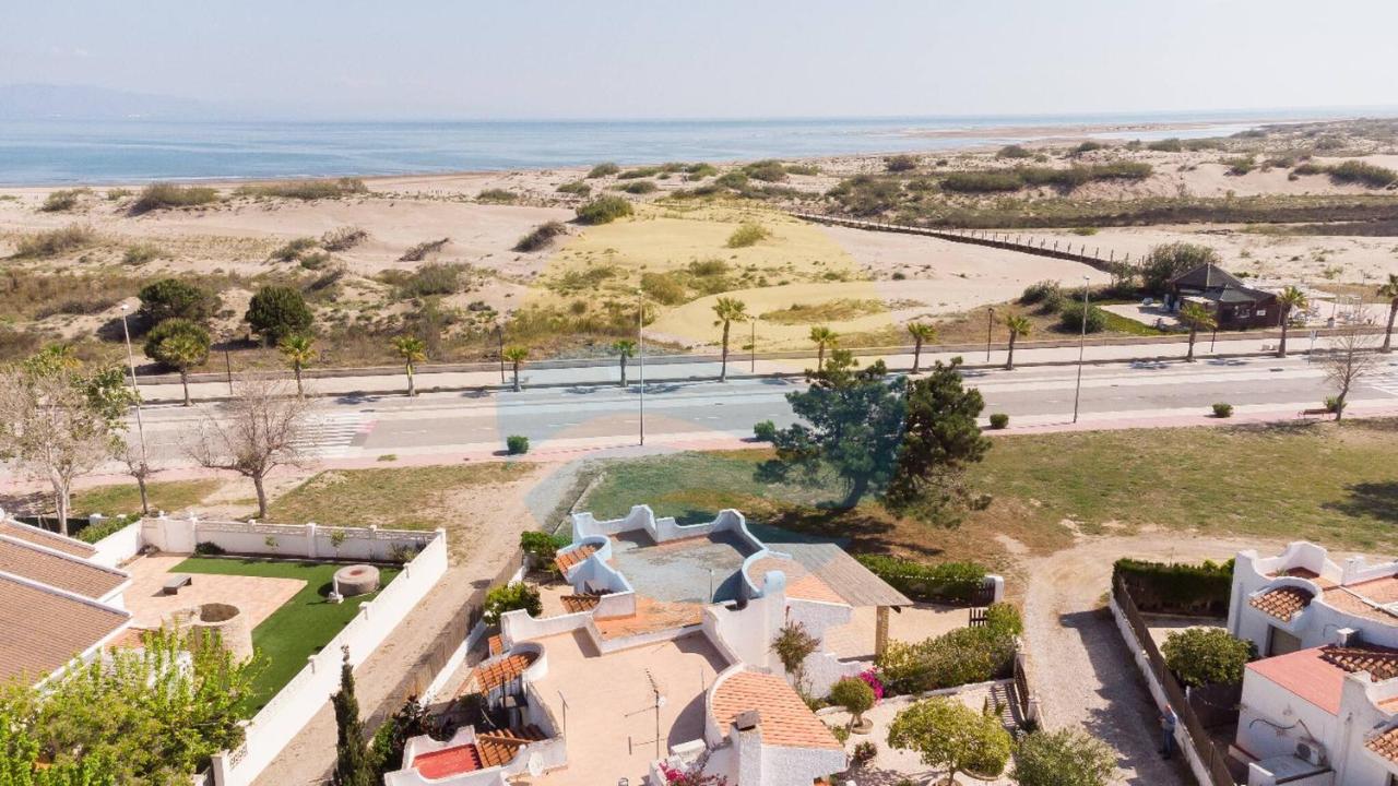 LOLA - Casa en Riumar para 4 personas en primera linea de mar - Deltavacaciones - Chambres d'hôtes Riumar