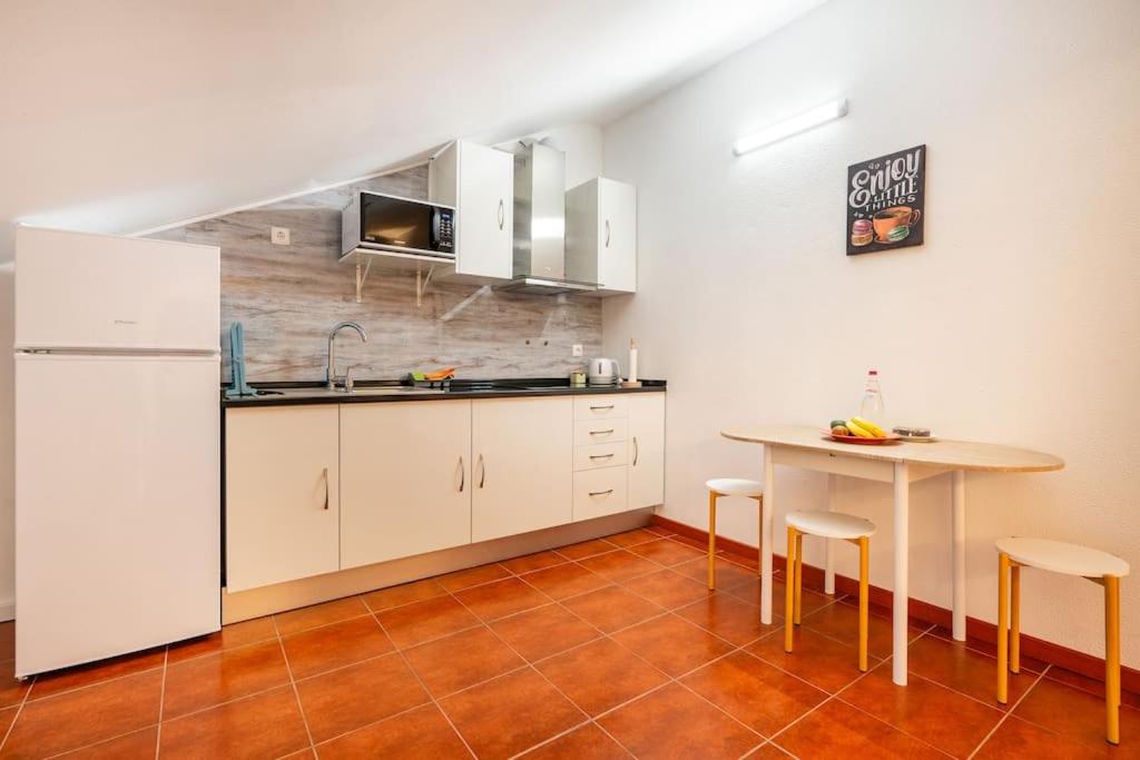 Ribeiro´s House, New apartment with amazing sunsets - Chambres d’hôtes Arco da Calheta