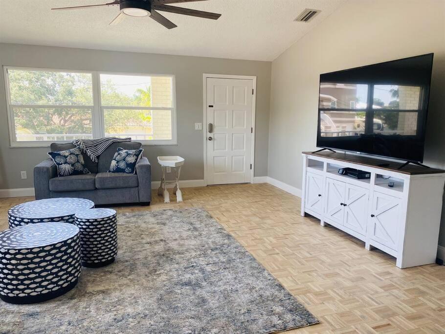 Spacious 4 Bedroom with Arcade and Heated Pool by Beach - B&B