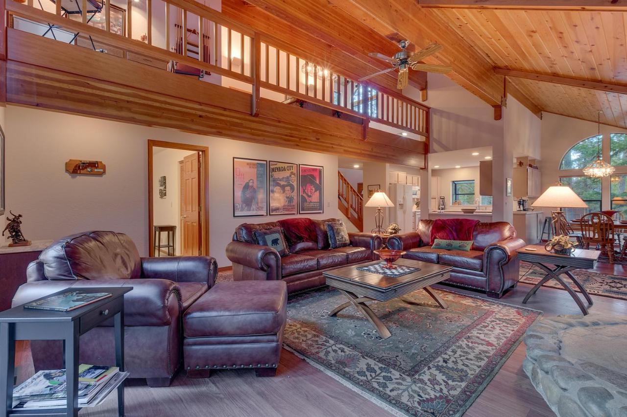Dogwood Place by Tahoe Getaways - 3BR Pet-Friendly Tahoe Donner Home w Hot Tub, Pool Table, Wood Fireplace & HOA Amenities - Chambres d'hôtes Truckee