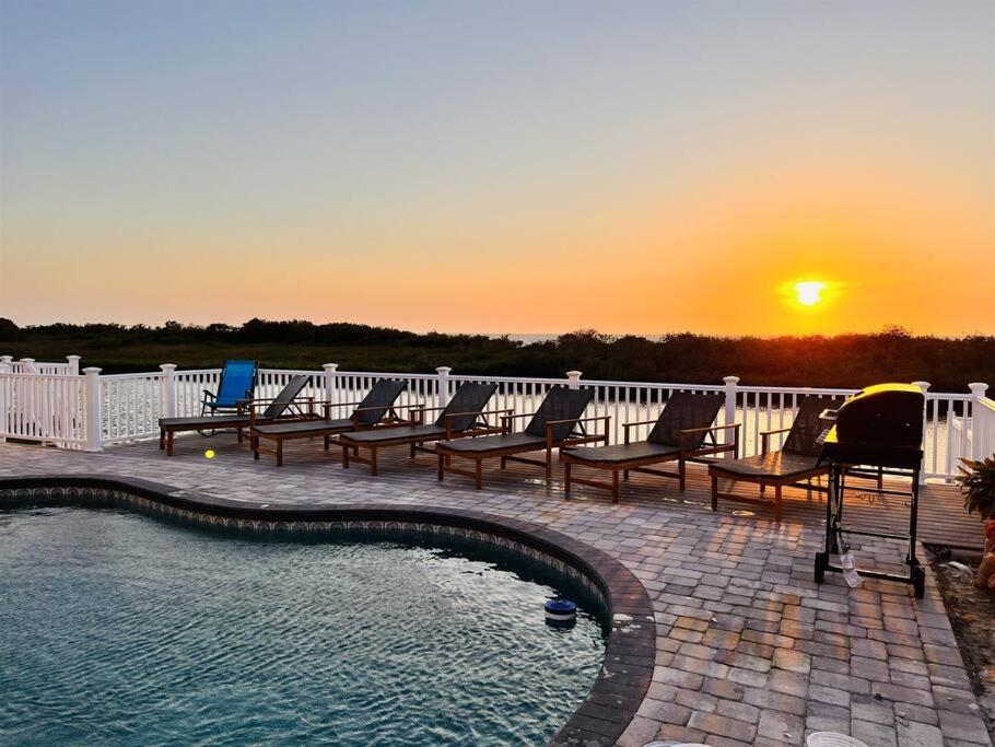Gorgeous vacation home on the water with heated pool and sand! - B&B