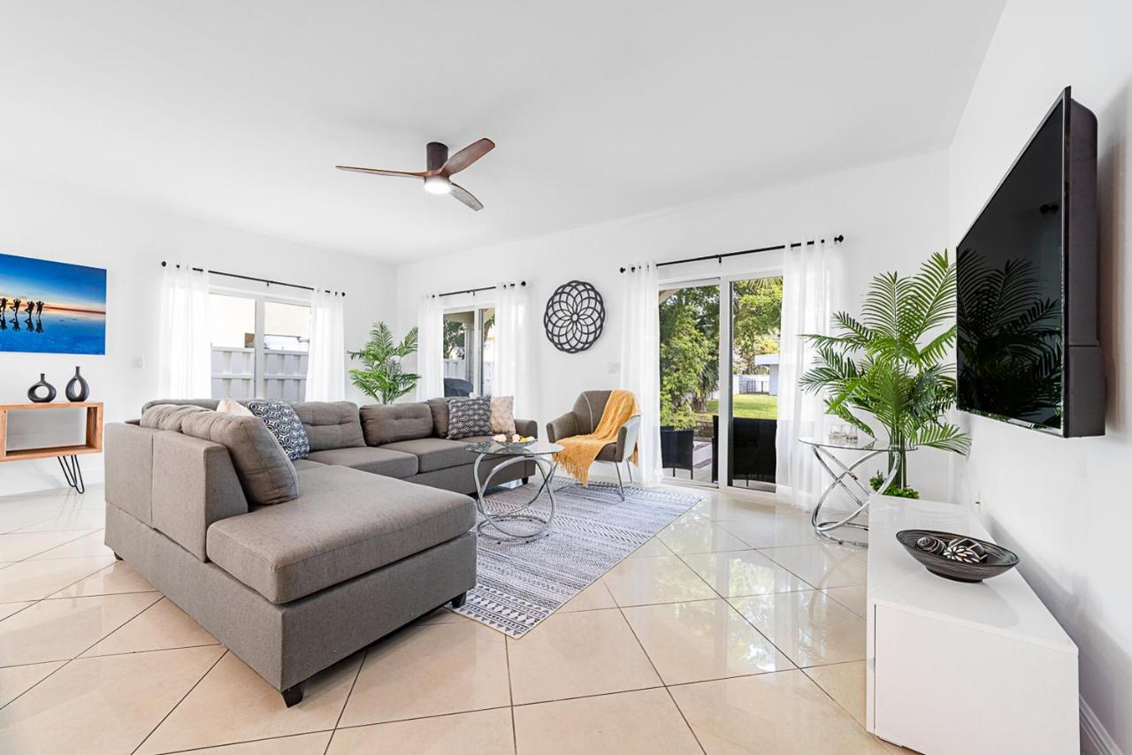 Lakeside 4BR/2.5BA Oakland Oasis - 15 Mins to DT! - Bed and Breakfast Fort Lauderdale