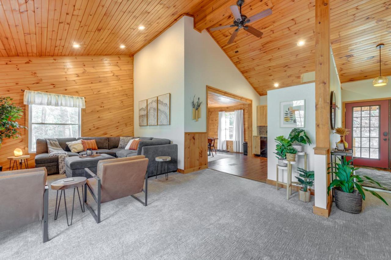 Mtn-View Waynesville Home Near Trout Stocked Creek - Chambres d'hôtes Waynesville