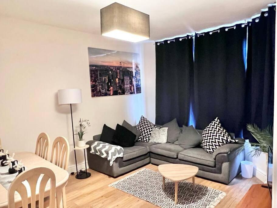 B&B Manchester - Awesome 4 Bed House in Manchester - Bed and Breakfast Manchester