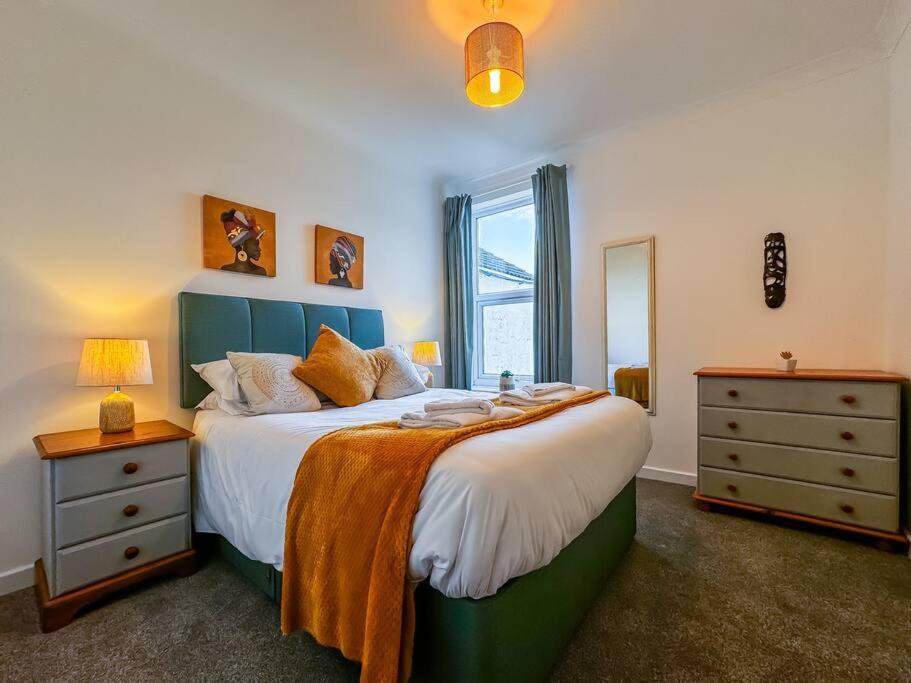 B&B Portsmouth - 3 Bedroom House - Home away from Home - Sleeps 7 - Bed and Breakfast Portsmouth