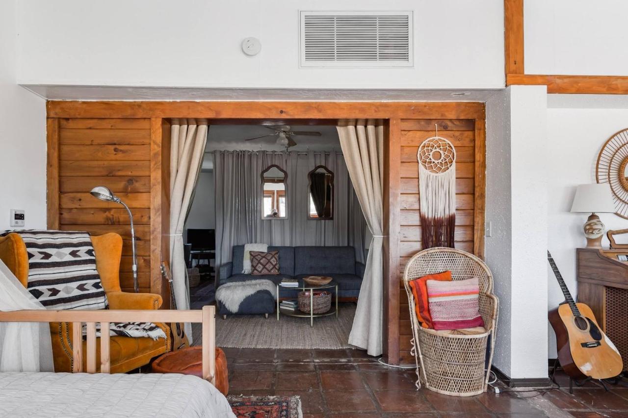Desert Home Private Oasis Outdoor Space & Hot Tub - B&B Yucca Valley