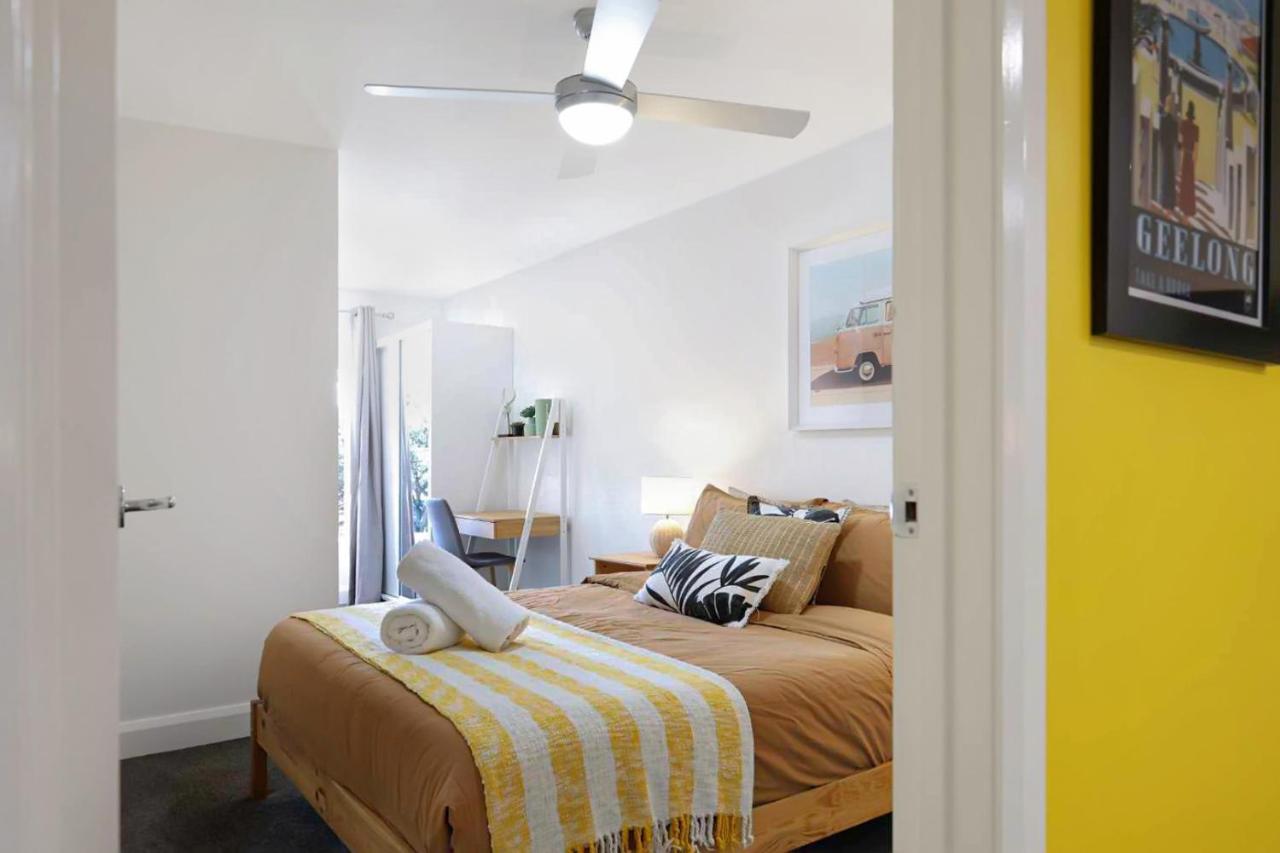 B&B Geelong - City Centre Unit Overlooking Ryrie Street! - Bed and Breakfast Geelong