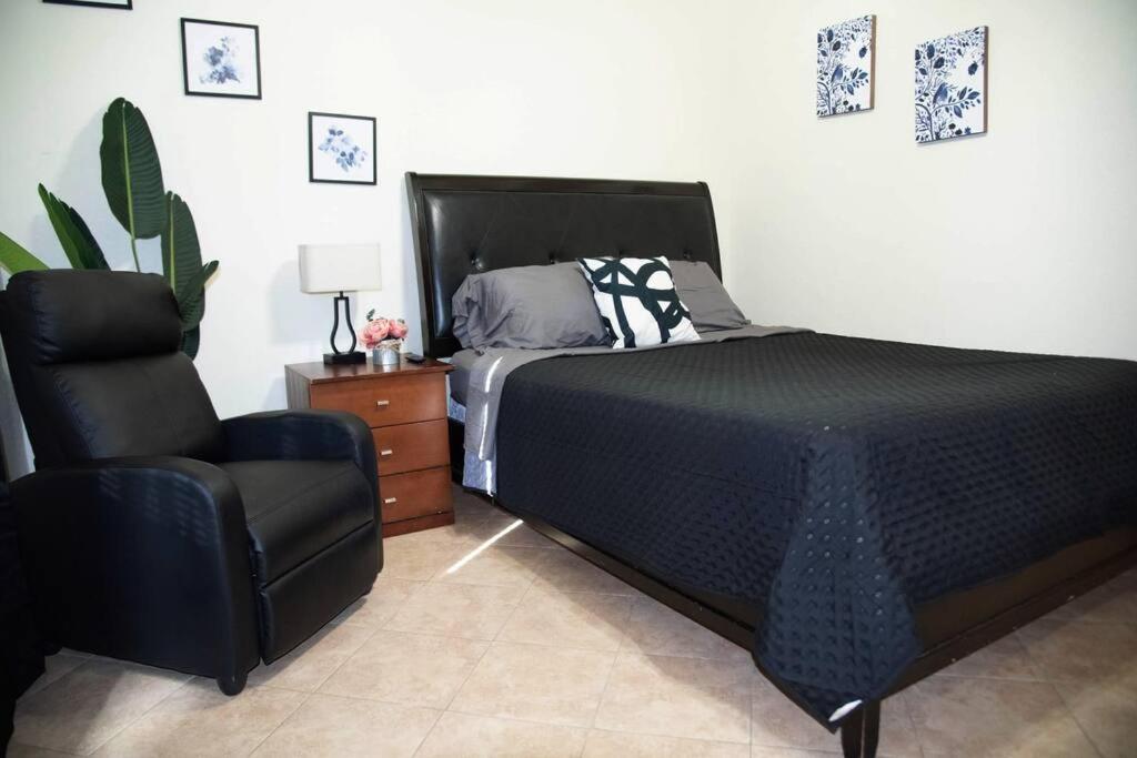 B&B Edinburg - 1 Min to University UTRGV 2BD 2BT town suite - Bed and Breakfast Edinburg