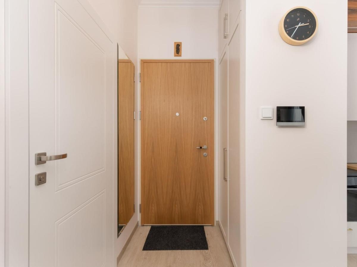 Aleja Solidarności 60B II by Noclegi Renters - B&B Warsaw