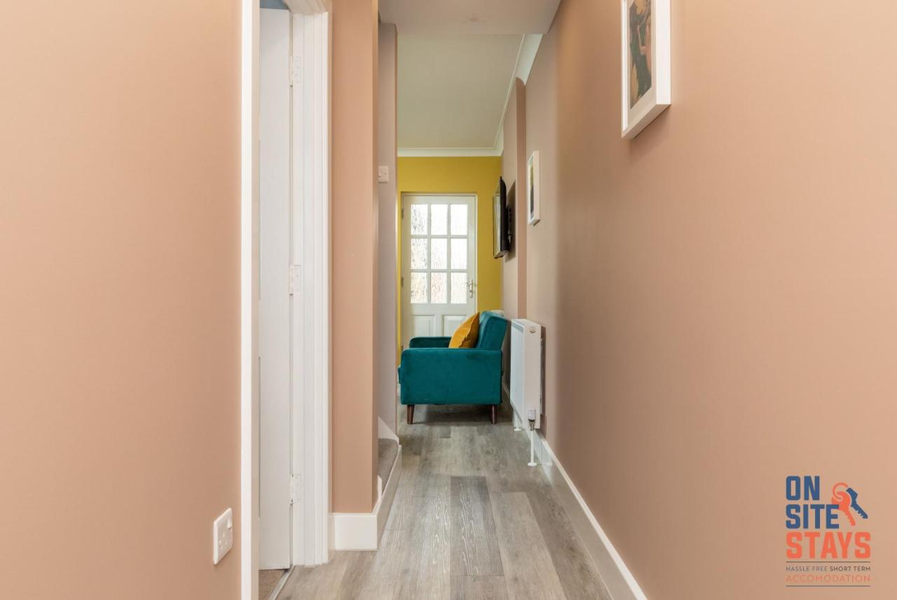 OnSiteStays - Stylish 4 BR House with Beautiful Outdoor Space, Wi-Fi & Smart TVs - Bed and Breakfast