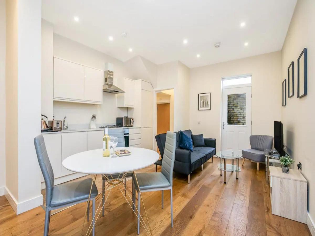 B&B London - Ealing Queen of the Suburbs One Bedroom Apartment Pass the Keys - Bed and Breakfast London