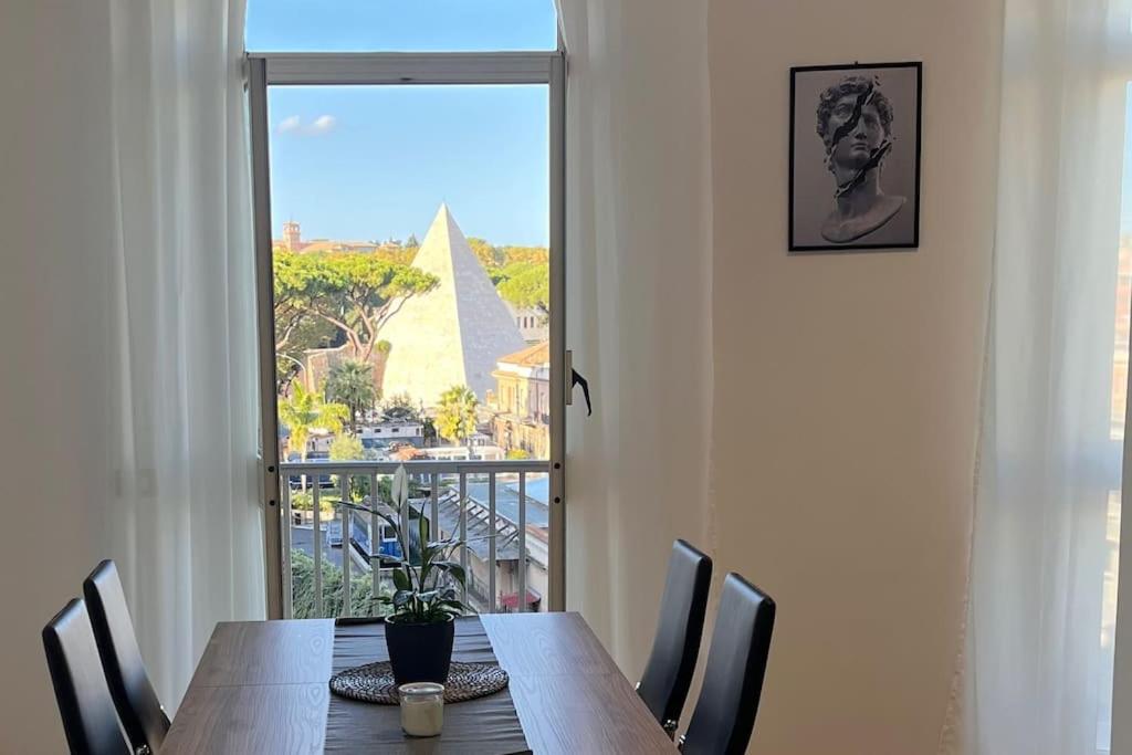 B&B Roma - PyramidHouse - Apartment 100mq with View - 2km from the Colosseum - Bed and Breakfast Roma