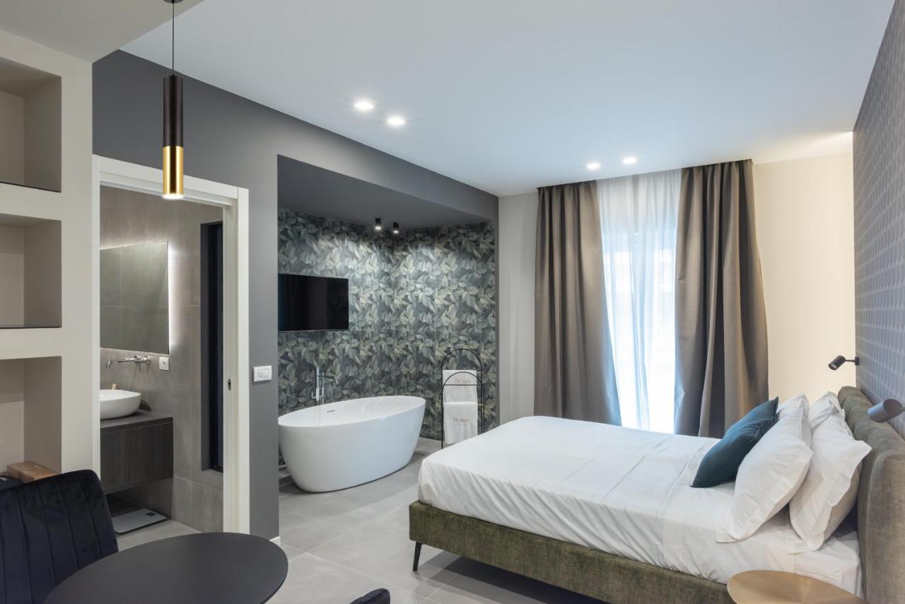 Habitación con cama grande y balcón