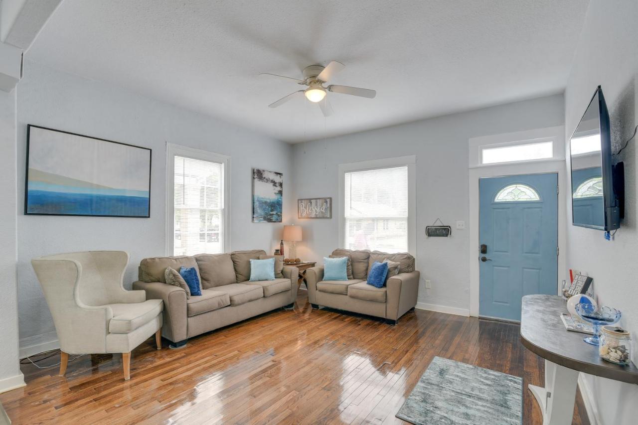 4 Blocks to Beach Home with Patio in Galveston! - Ferienwohnung