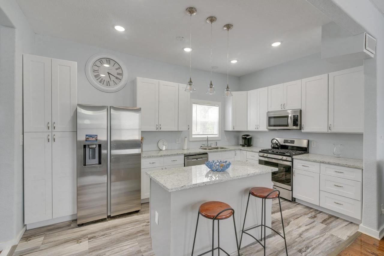 4 Blocks to Beach! Family-Friendly Galveston Home - Chambres d’hôtes Galveston