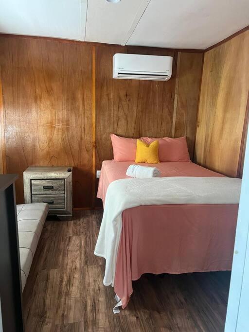 Small, Private Beach House & Pool - B&B