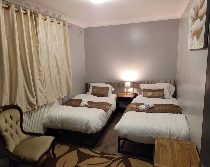 Sleek 2 bedroom flat-sleeps up to 5 guest - Bed and Breakfast