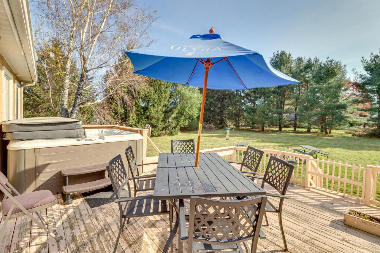 Hot Tub, Sauna and Game Room Spacious Poconos Gem! - Chambres d’hôtes