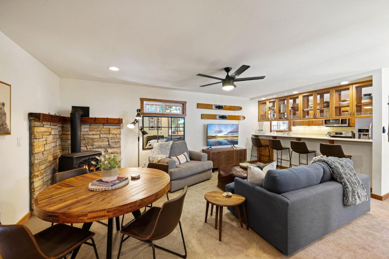 Sunlit Pines by Tahoe Getaways - 2BR in Tahoe Park w Hot Tub, Fenced Yard & Pet Friendly! - B&B