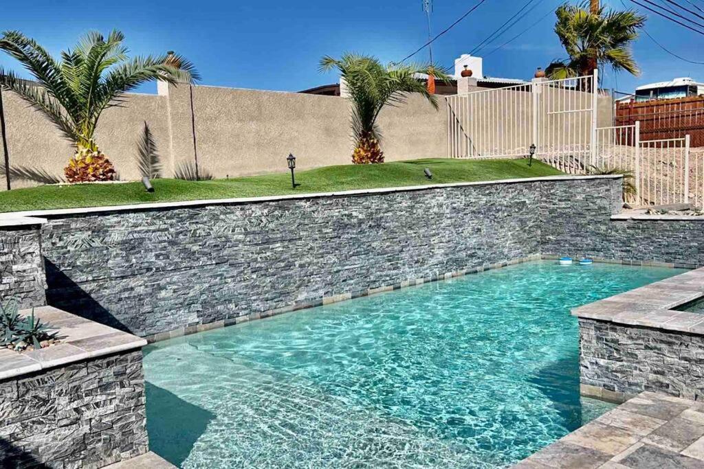 B&B Lake Havasu City - Paradise Oasis! Waterfall pool & spa - Bed and Breakfast Lake Havasu City