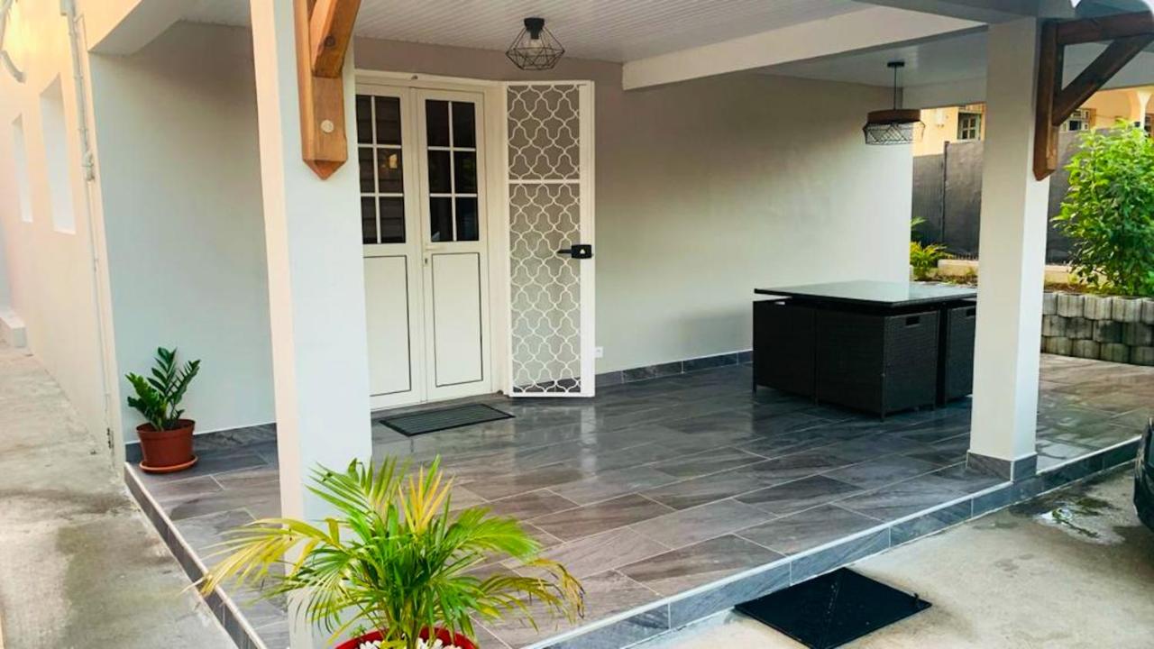 Villa charmante au Lamentin avec piscine privee - B&B