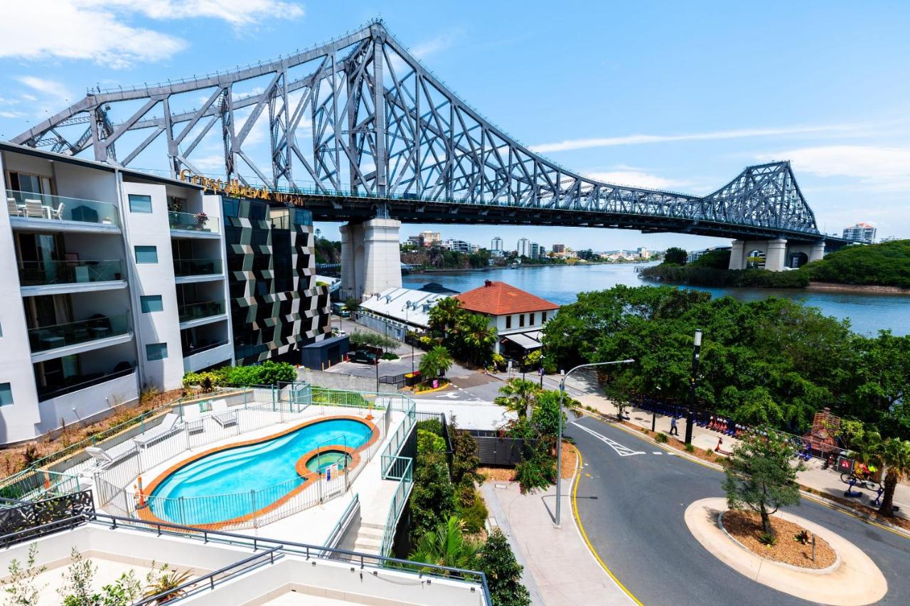 B&B Brisbane - Story Bridge view apartment with parking and pool - Bed and Breakfast Brisbane