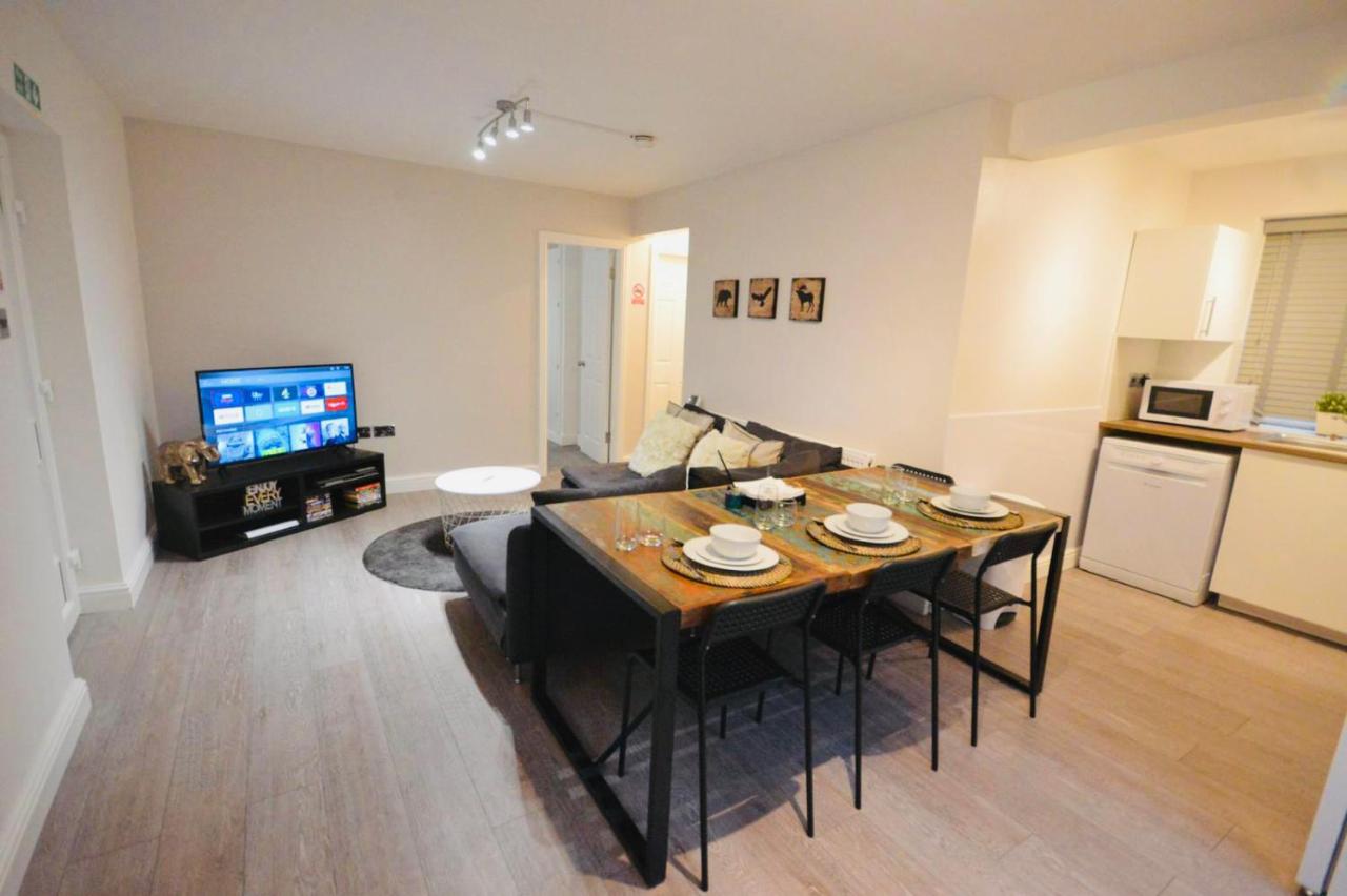 B&B Coventry - Remarkable 3-Bed Ground Floor Apartment - Coventry - Bed and Breakfast Coventry