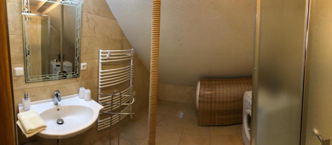Dreibettzimmer mit Gemeinschafts-WC