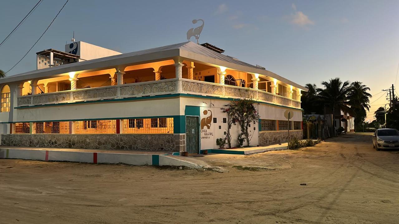 Casa Gajah Hotel Cuyo - Bed and Breakfast