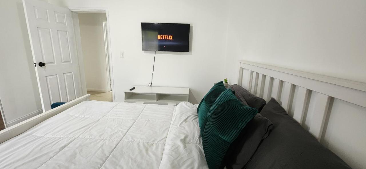 Private Cozy & Spacious Room at a house with pool - B&B