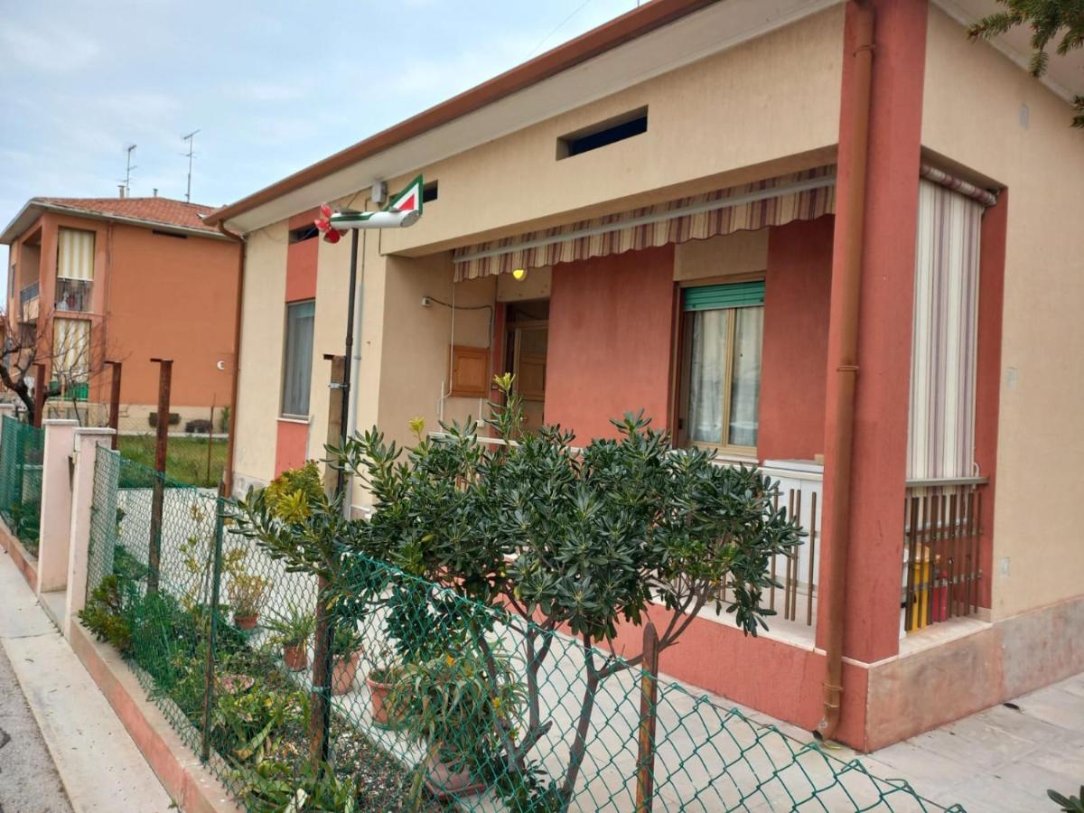 Casa di Adele con giardino privato a 150 mt dal mare - B&B Senigallia