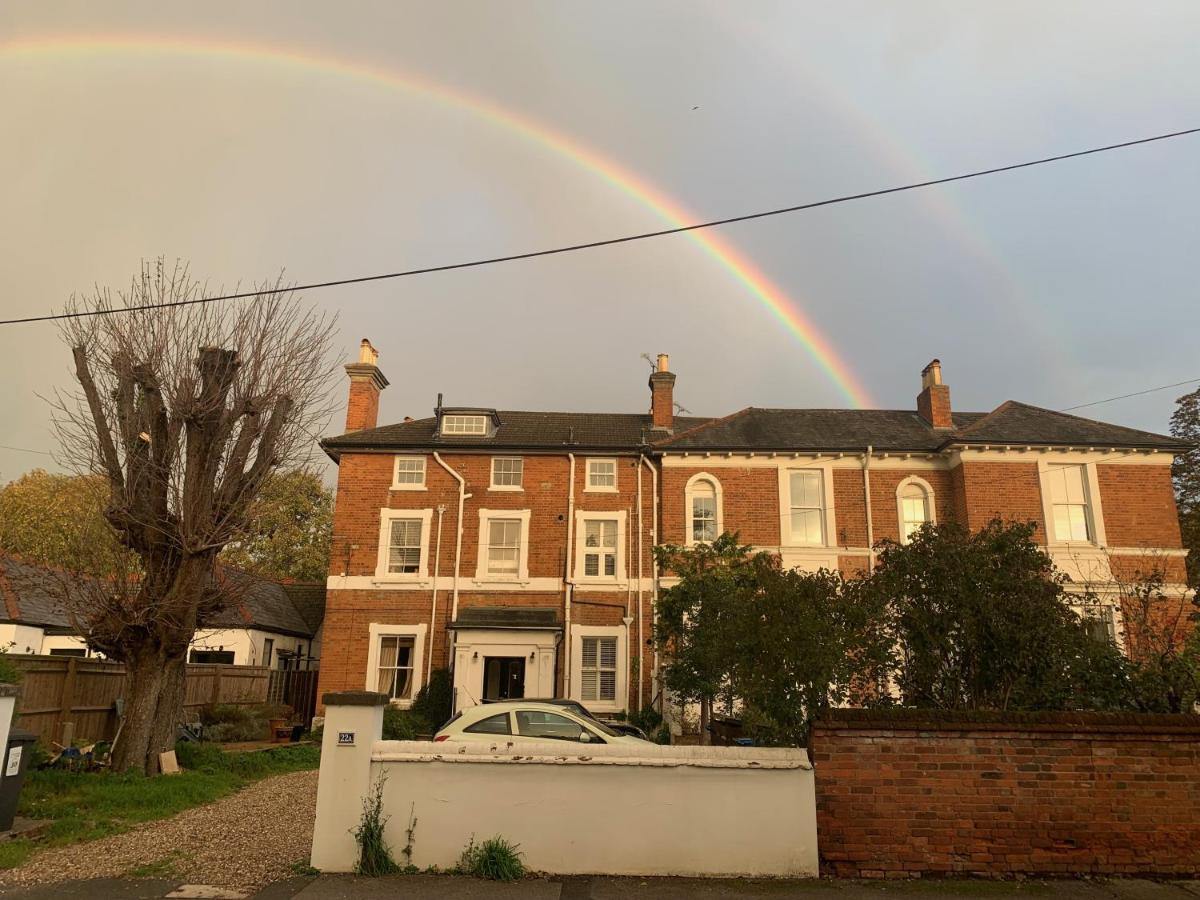 Top Floor. Top Notch. Tranquil Treat. Stone's throw from Thames. - B&B