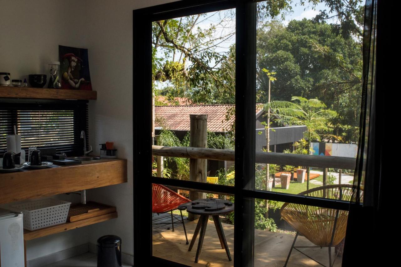 Habitación con cama grande y vistas al jardín