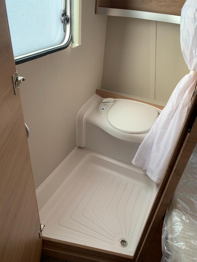 5 Sterne Wohnwagen direkt an der Messe - comfortable new caravan at fair trade - floor heating - 2 big beds - fully equipped home - auf Expo Plaza und Hannover Messe - Klimaanlage - Fussbodenheizung - reserved camping site on extra cost - Bed and Breakfast
