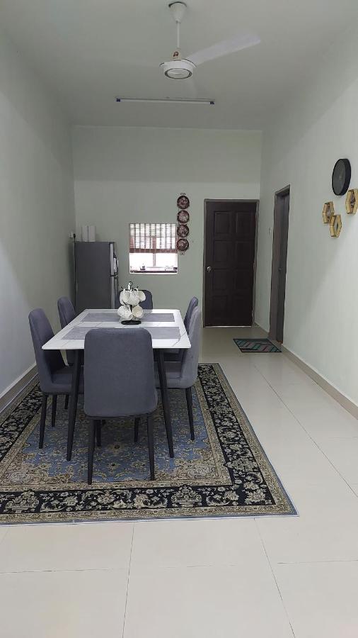 Azzalia Homestay Karak Bentong with 4 Rooms 3 Aircond NJOI - B&B Karak