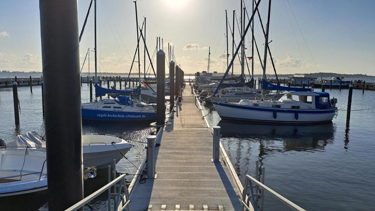 Hausboot Harmonie - Ferienwohnung Stralsund