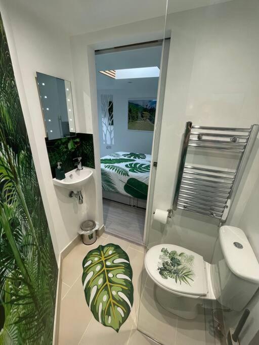 B&B Bircotes - Cosy Jungle Cabin With Bathroom - Bed and Breakfast Bircotes