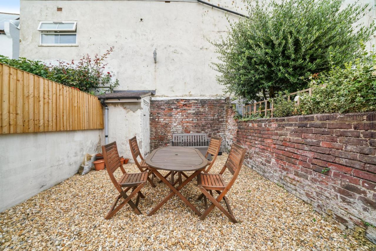 3-Bedroom Stylish & Spacious Townhouse, Perfect for Groups and Family, Sleeps 6 with Free On-Street Parking Permit, Southsea - WORK CONTRACTORS AND SUMMER SPECIAL OFFER AVAILABLE! - by Blue Puffin Stays - Ferienwohnung