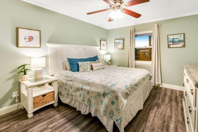 Condo With Beach Access 10 min Walk to Hangout - Bed and Breakfast