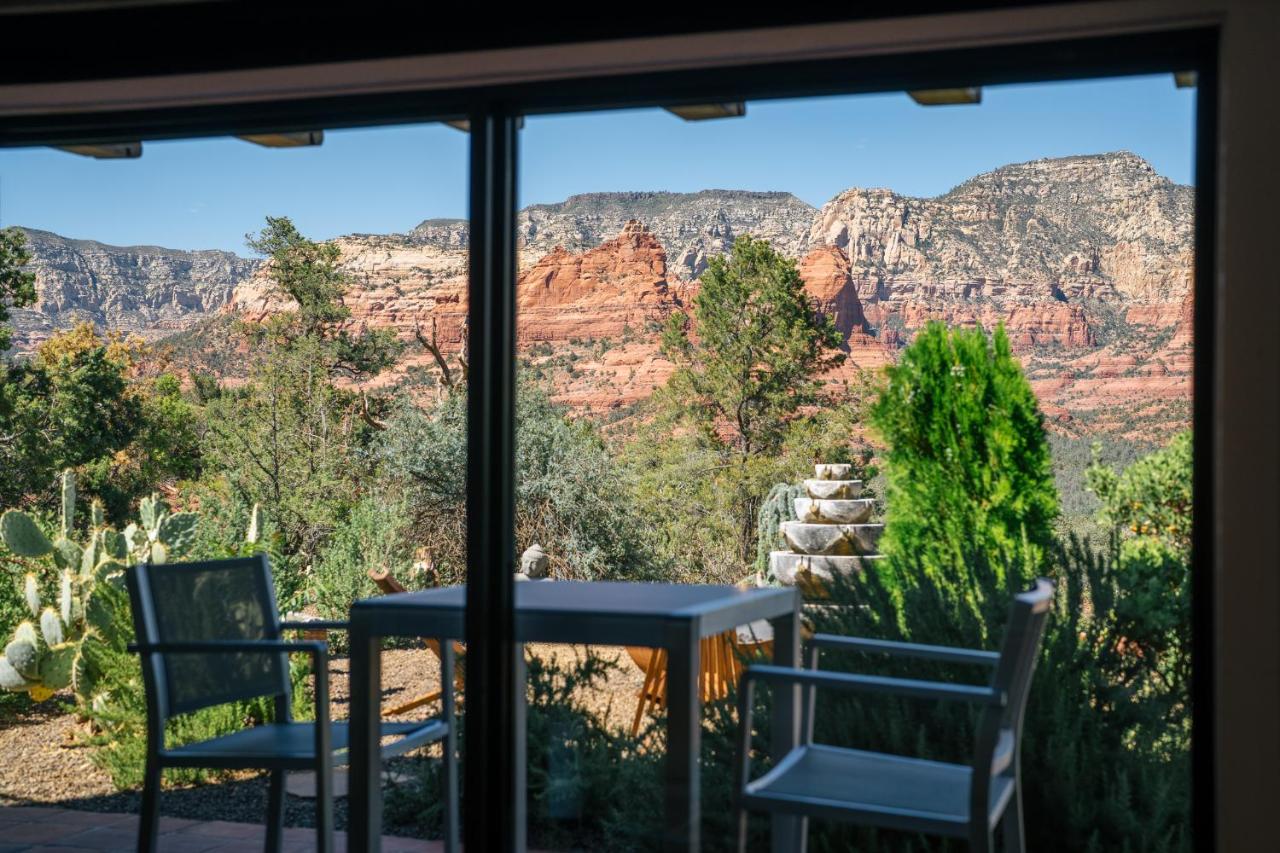 B&B Sedona - Modern, Luxury Studio With Awe Inspiring Red Rock Views Private Trail Head - Outdoor Firepit, Indoor Fireplace, on Property Sauna, Aromatherapy Steam Room, Hot Tub, Pools and Wellness Services - Bed and Breakfast Sedona