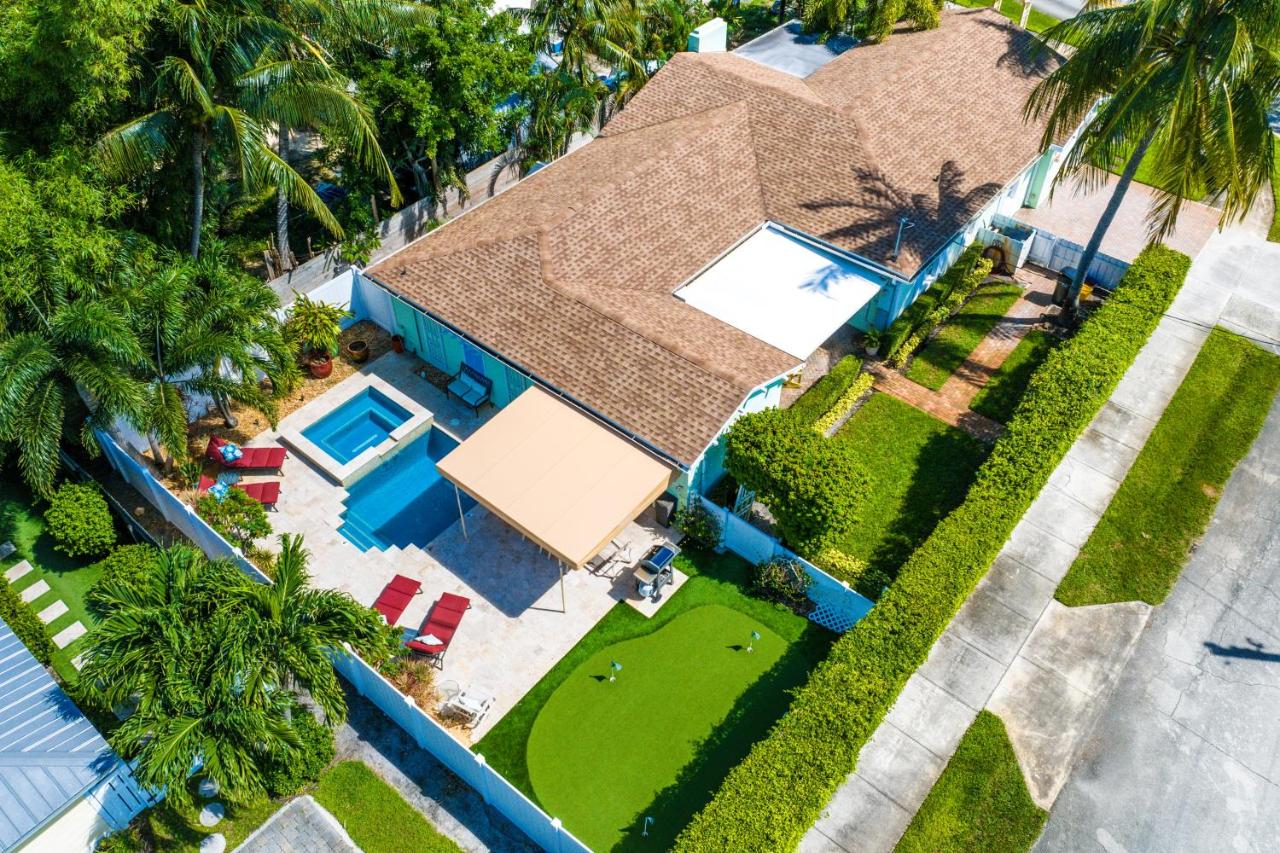 Walk to The Ave- Heated Pool, Spa, Golden Tee and Putting Green - mins to Beach- by Maven Vacation Rentals - Bed and Breakfast Delray Beach