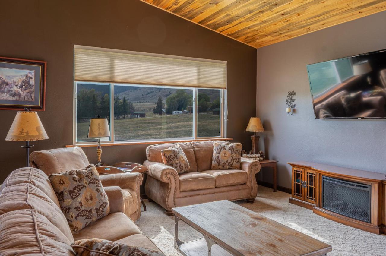 B&B Gardiner - Large home less than 5 miles to Yellowstone North Entrance, Sleeps up to 8 - Bed and Breakfast Gardiner