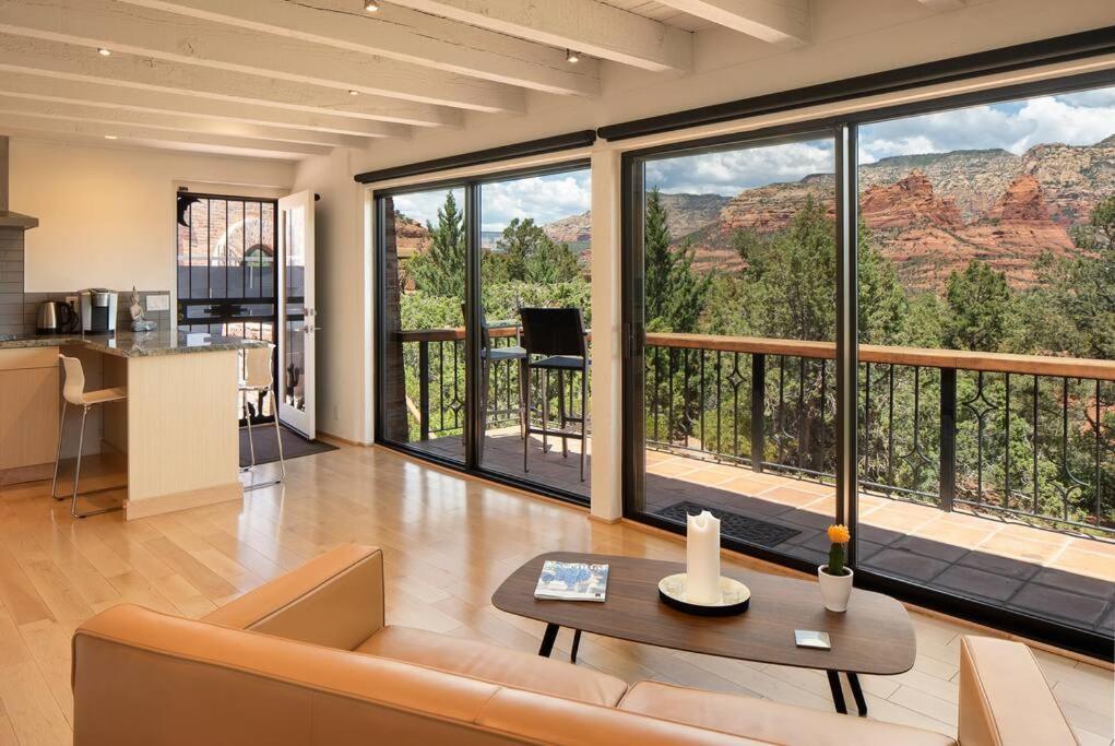 B&B Sedona - Private, Modern, Luxury Studio With Unmatched Red Rock Views Private Trail Head - Enjoy on property Sauna, Aromatherapy Steam Room, Hot Tub, Pools and Wellness Services - Bed and Breakfast Sedona
