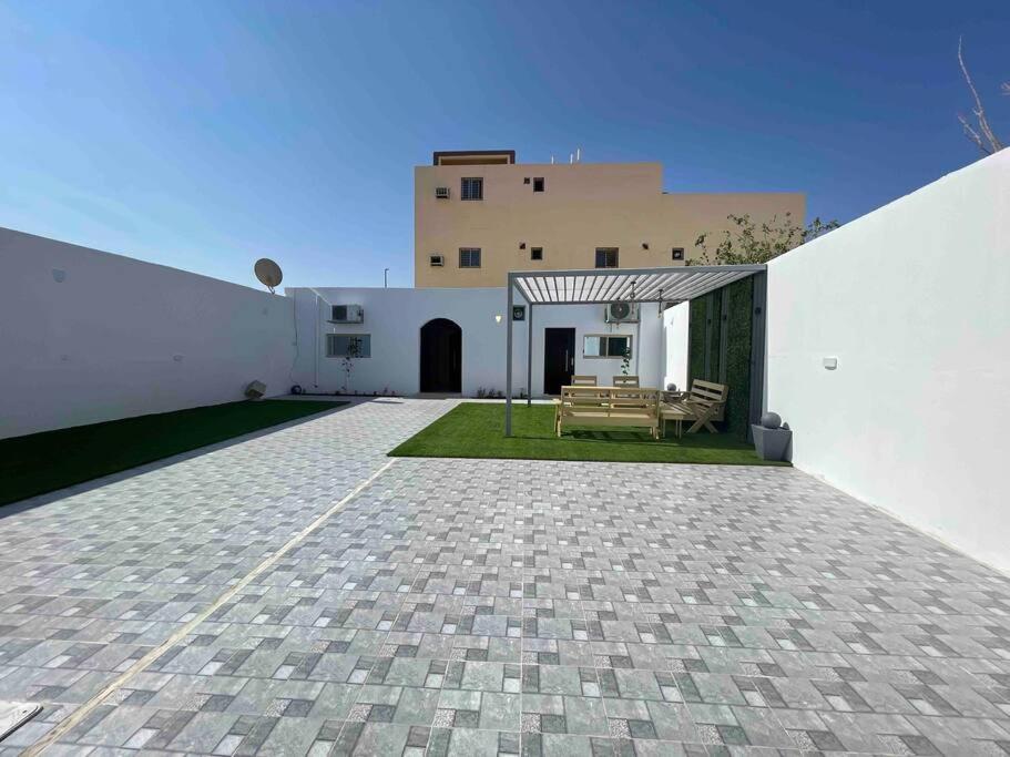 شاليه اوديتي راقي بمسطحات خضراء وغرفة نوم - B&B Qufār