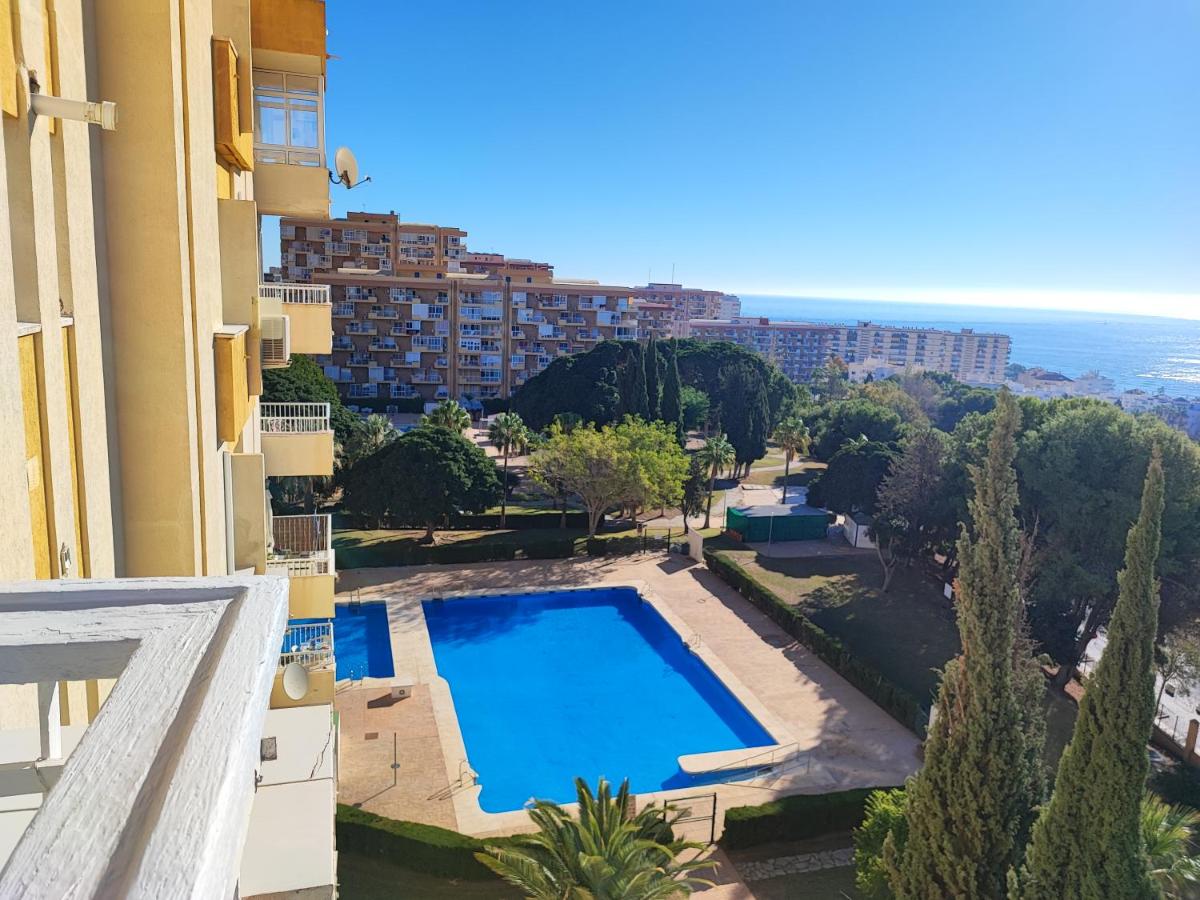 Hercules Paradise 531 - Mediterranean Sea View Terrace - Resort Pools & Gardens - 10 Min Beach - Central Benalmadena - Train to Airport & Malaga - Fast Private WiFi - Remote Work and FireTV ready - Chambres d'hôtes Benalmádena